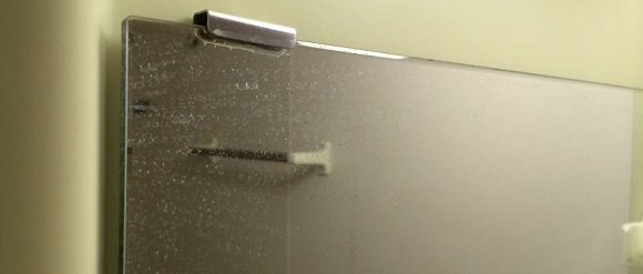 浴室の鏡についた白いうろこ状の汚れ