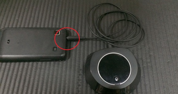 無線ヘッドフォンのトランスミッターをスマホに繋げた写真