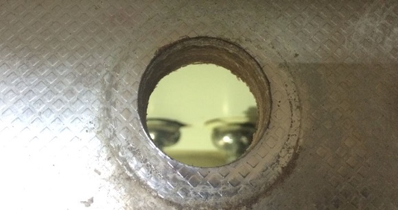 水栓を固定するシンクの穴